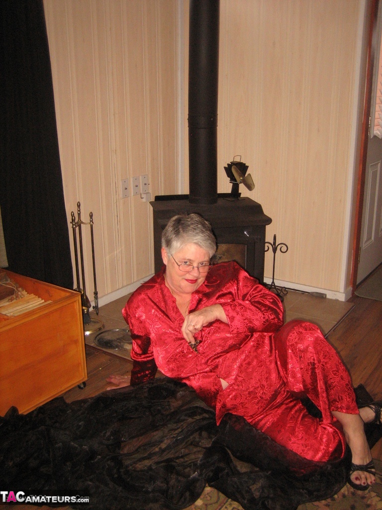 Old amateur Girdle Goddess gets naked in front of a parlour stove foto porno #427301897 | TAC Amateurs Pics, Girdle Goddess, Granny, porno móvil