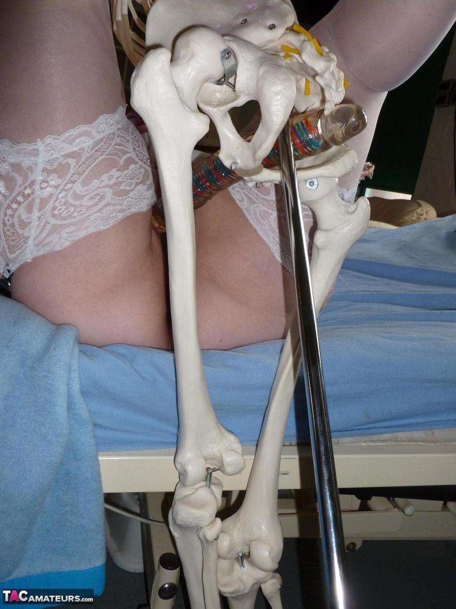Older redhead nurse Valgasmic Exposed gets banged by a dildo wielding skeleton 色情照片 #425285431