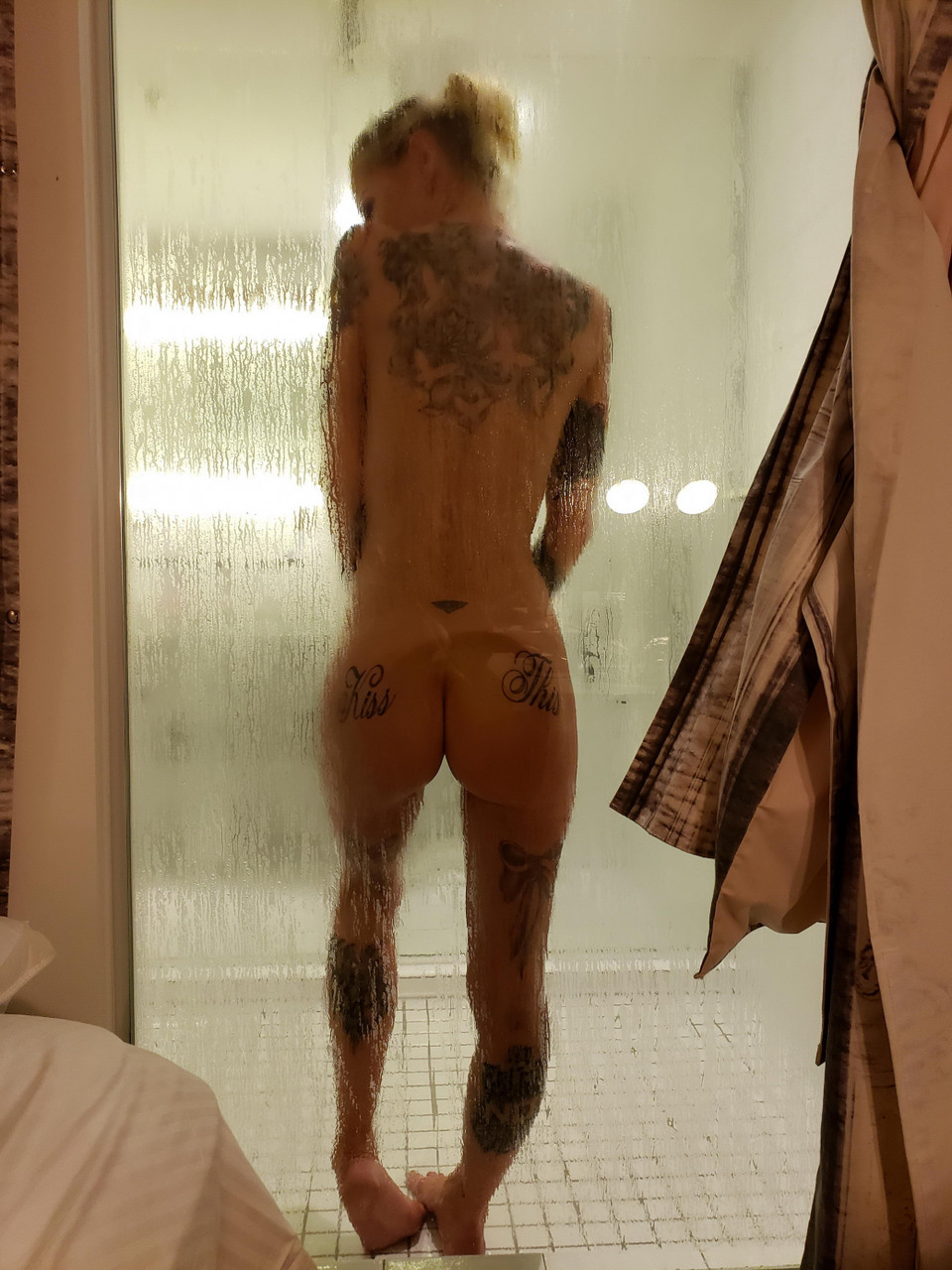 Tattooed girl with fake tits has sex in a bathroom with a tattooed man porno foto #428727355