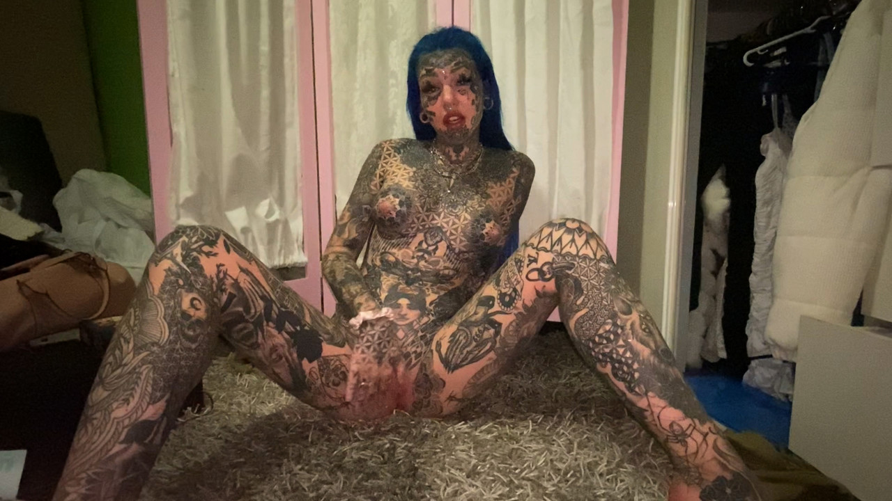 Alt girl shows her heavily inked body and tight pink pussy at once Porno-Foto #427266700