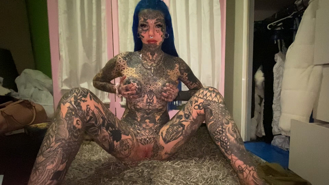 Alt girl shows her heavily inked body and tight pink pussy at once porno fotoğrafı #427266718