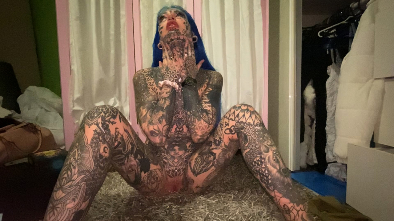 Alt girl shows her heavily inked body and tight pink pussy at once foto pornográfica #427266726 | Alt Erotic Pics, Amber Luke, Tattoo, pornografia móvel