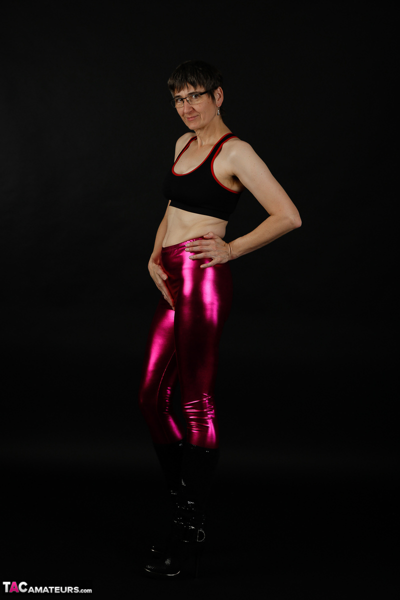 Mature woman models a sports bra in shiny pants and black boots porno fotoğrafı #428541776