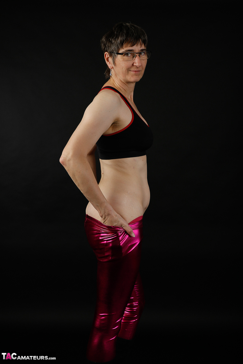 Mature woman models a sports bra in shiny pants and black boots 色情照片 #428468967 | TAC Amateurs Pics, Hot Milf, Latex, 手机色情