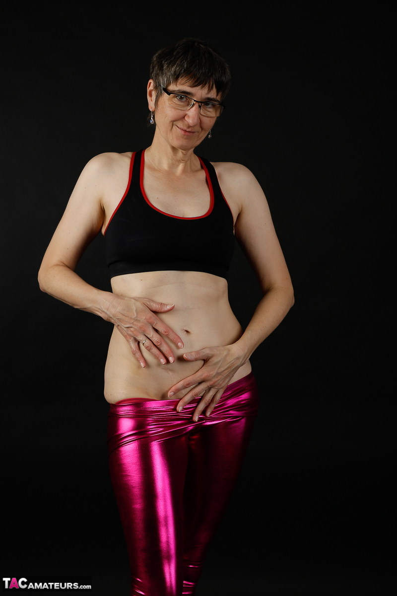 Mature woman models a sports bra in shiny pants and black boots ポルノ写真 #428541785 | TAC Amateurs Pics, Hot Milf, Latex, モバイルポルノ