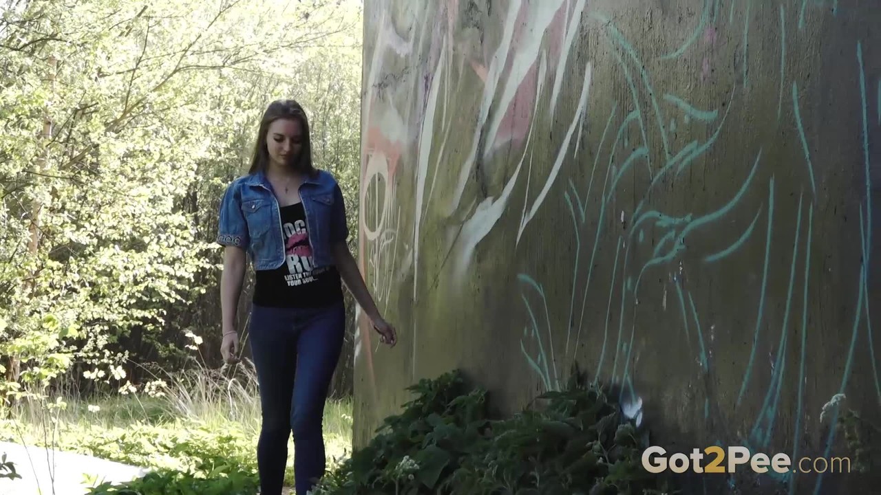 White girl Viktoria pulls down her jeans to take a pee near a wall of graffiti porno foto #426404388