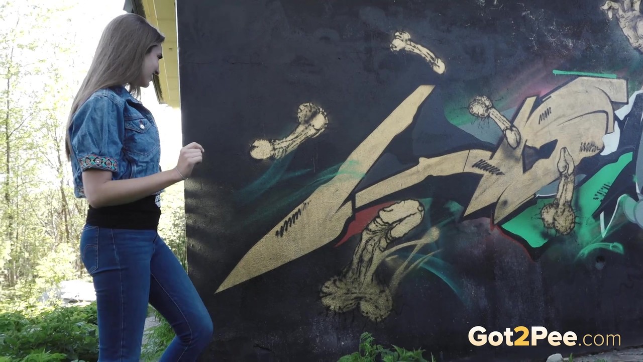White girl Viktoria pulls down her jeans to take a pee near a wall of graffiti foto porno #426404392