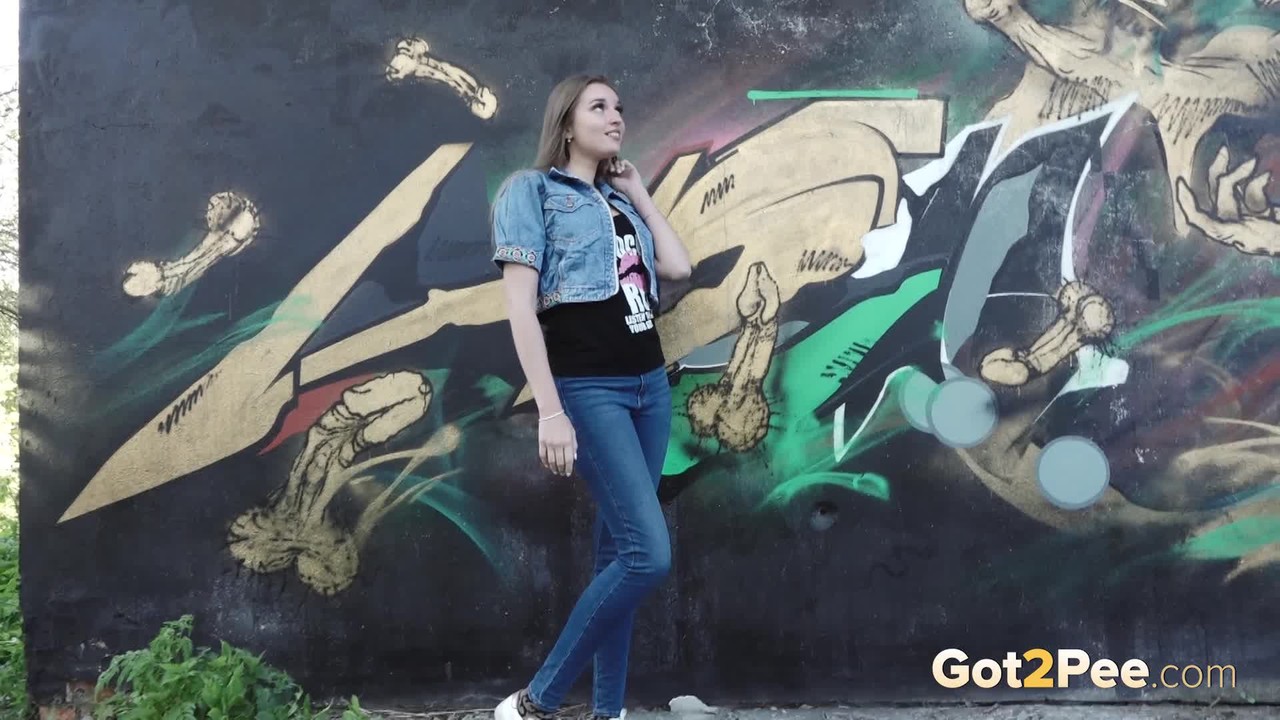 White girl Viktoria pulls down her jeans to take a pee near a wall of graffiti foto porno #426404396