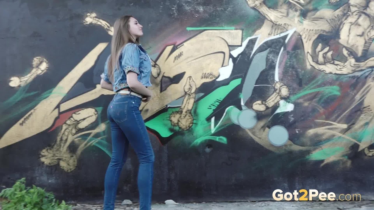 White girl Viktoria pulls down her jeans to take a pee near a wall of graffiti porno foto #426404400