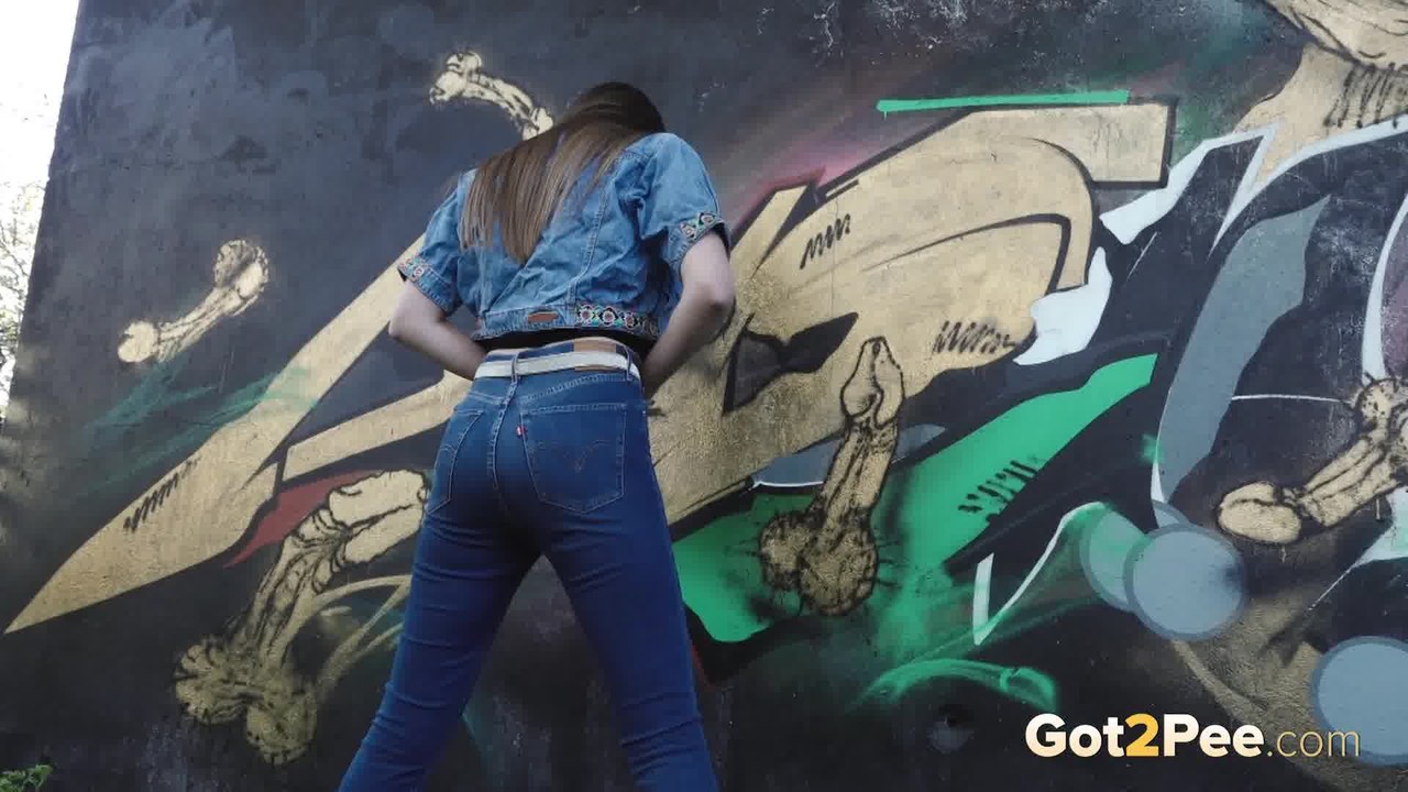 White girl Viktoria pulls down her jeans to take a pee near a wall of graffiti foto porno #426404430
