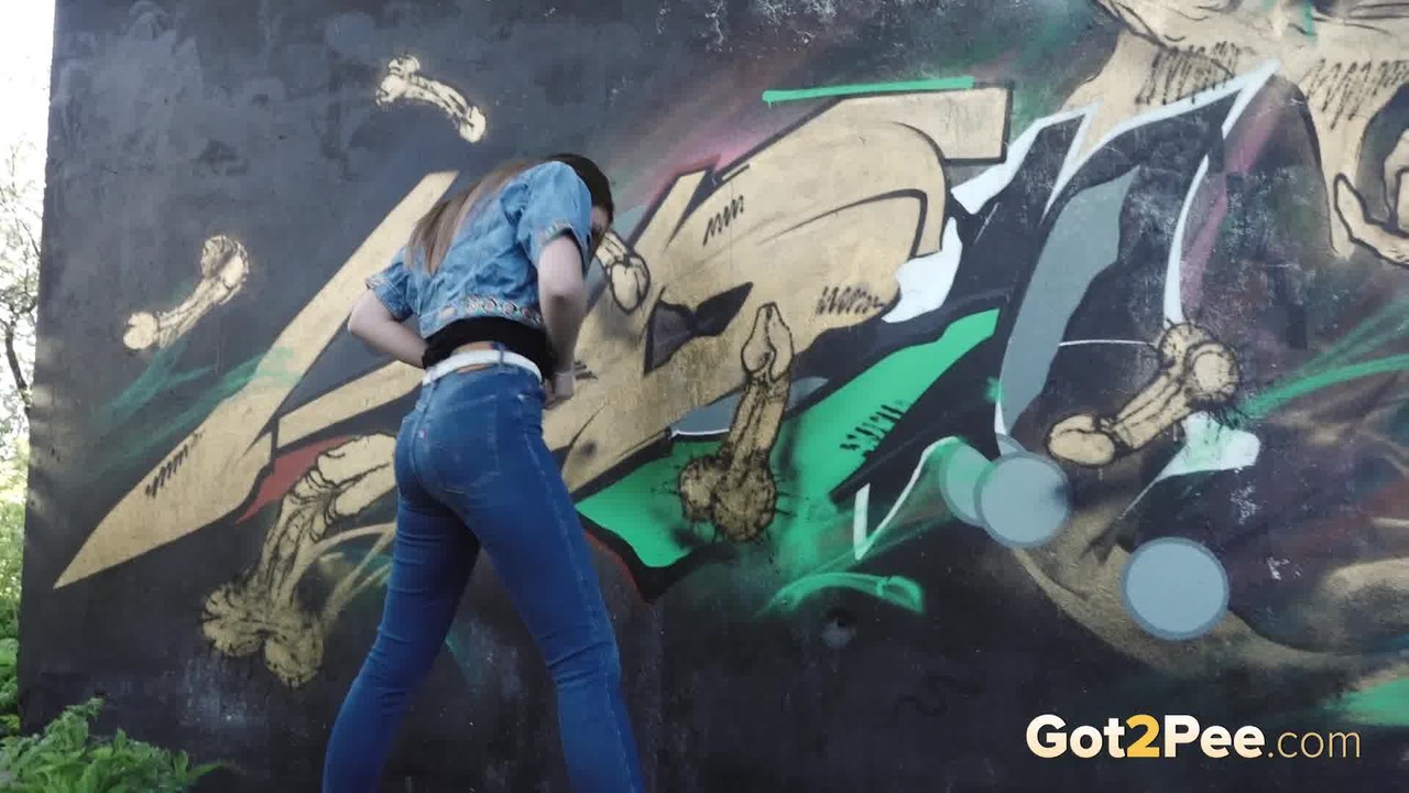 White girl Viktoria pulls down her jeans to take a pee near a wall of graffiti foto porno #426404434