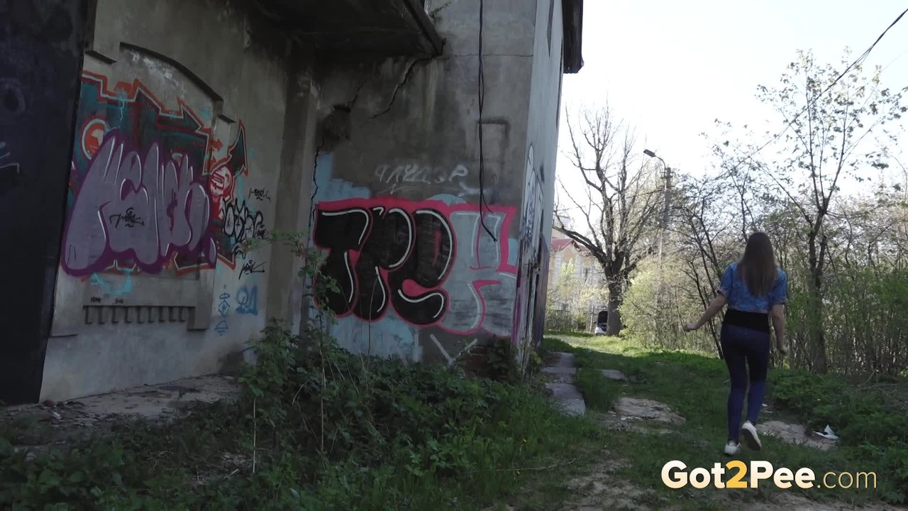White girl Viktoria pulls down her jeans to take a pee near a wall of graffiti foto porno #426404444