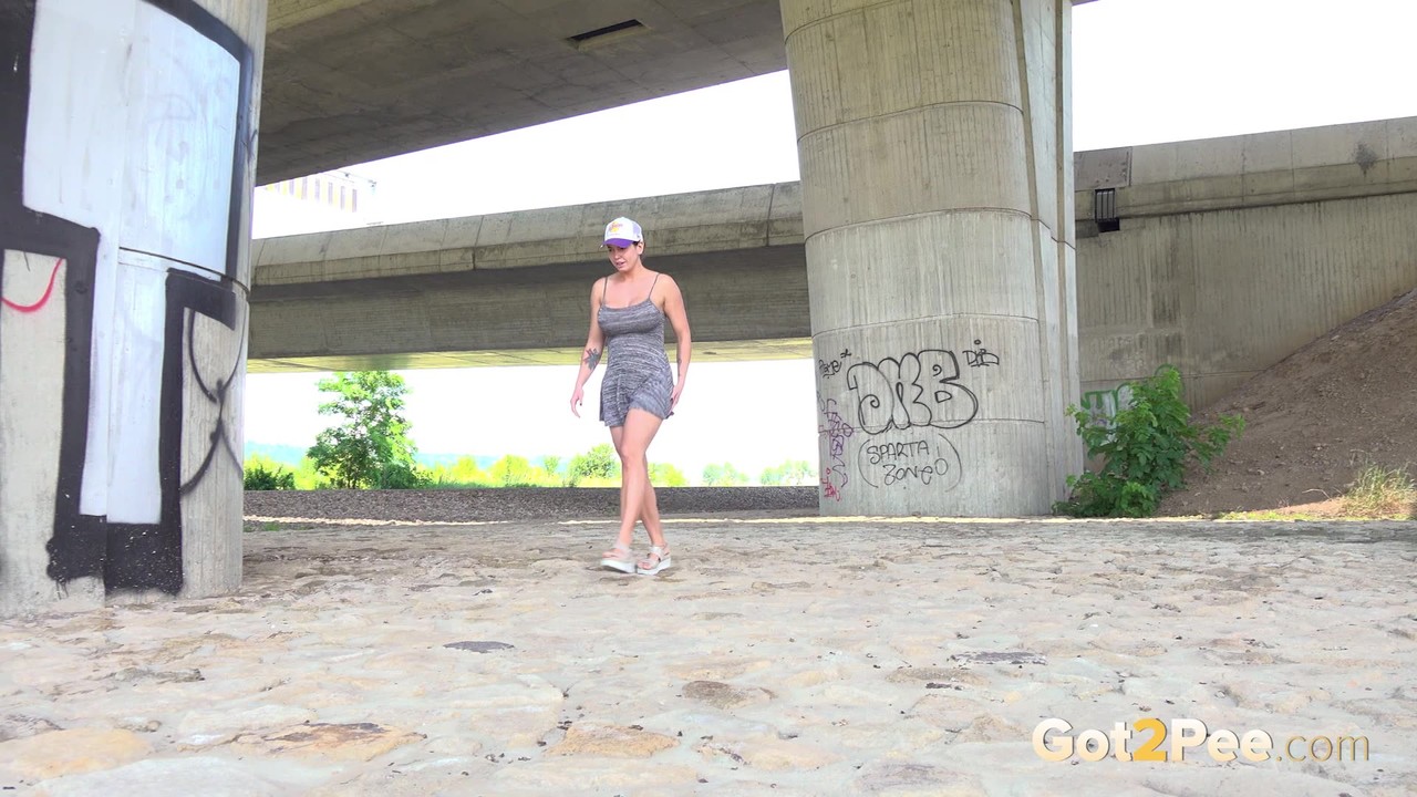 Chloe Lamour squats near a bridge to piss 포르노 사진 #428774338