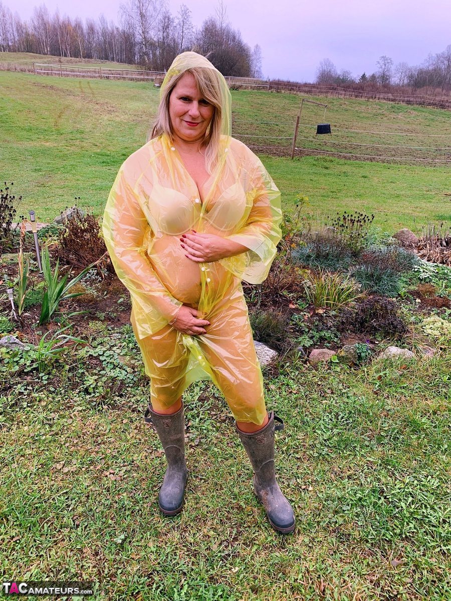 Overweight amateur Sweet Susi shows her naked body while wearing rubber boots porno foto #424944052 | TAC Amateurs Pics, Sweet Susi, BBW, mobiele porno