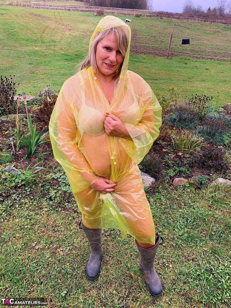 Overweight amateur Sweet Susi shows her naked body while wearing rubber boots porn photo #424944054