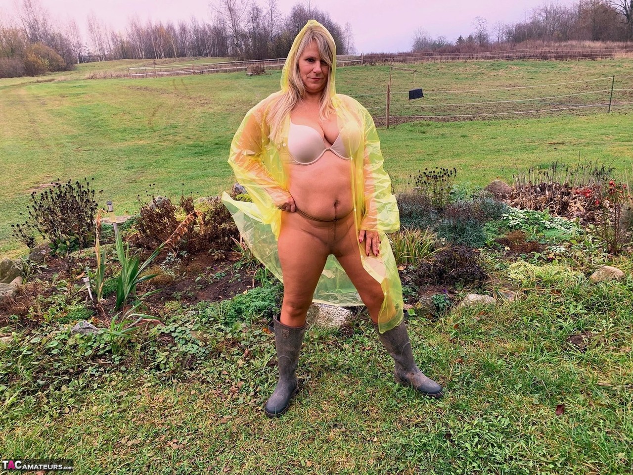 Overweight amateur Sweet Susi shows her naked body while wearing rubber boots porn photo #424944060
