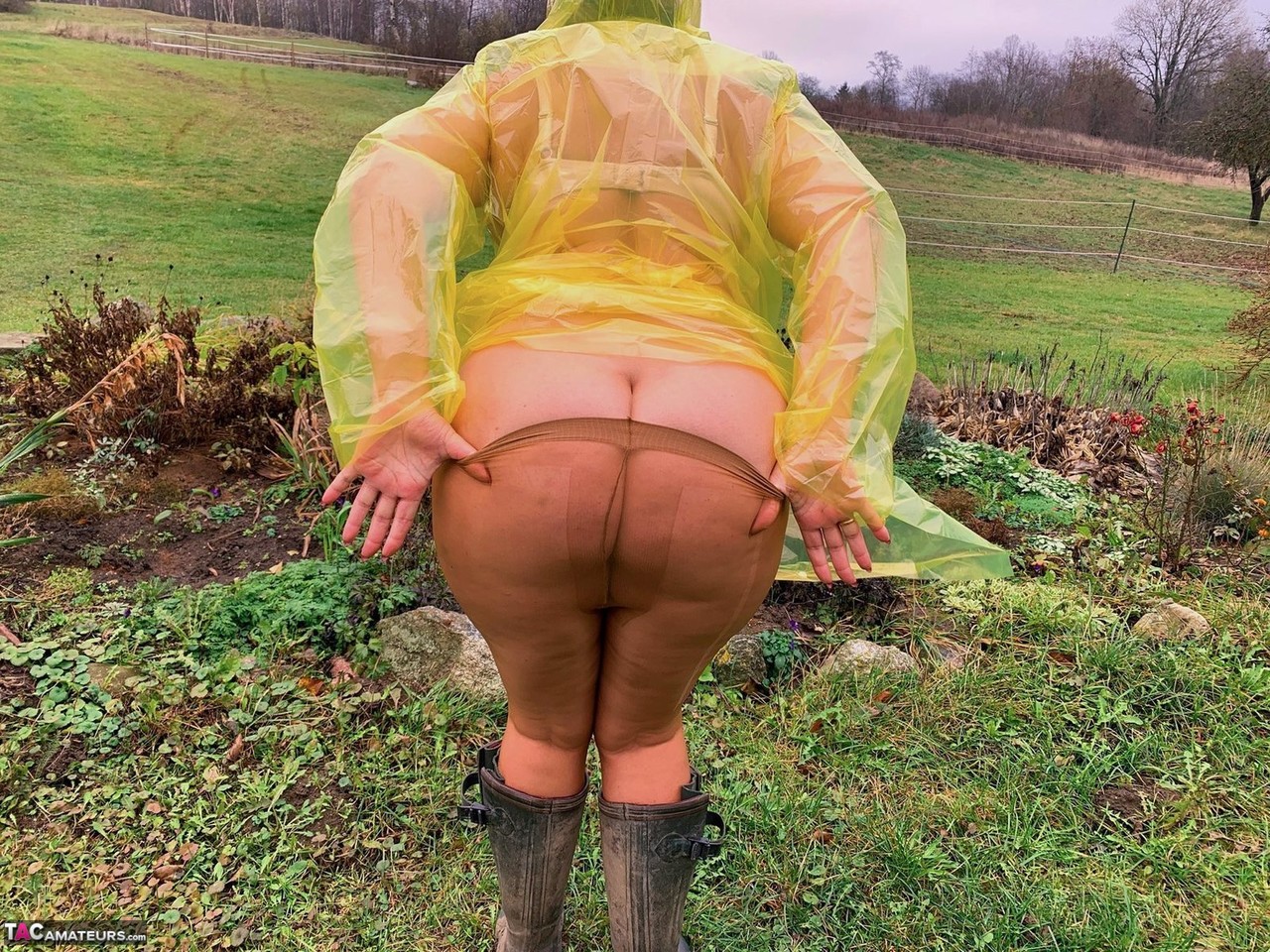Overweight amateur Sweet Susi shows her naked body while wearing rubber boots porn photo #424944077