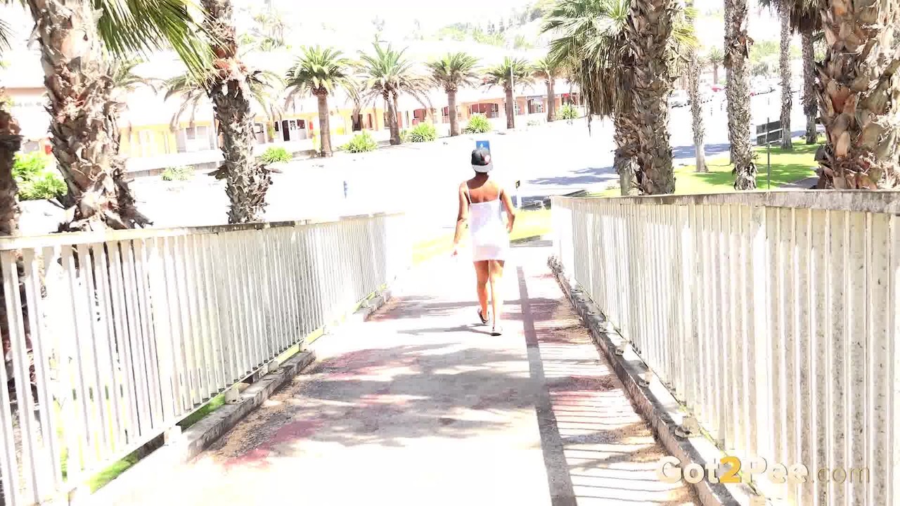 Caucasian chick Chloe Lamour takes a piss while on a pedestrian bridge 色情照片 #425395910 | Got 2 Pee Pics, Chloe Lamour, Pissing, 手机色情