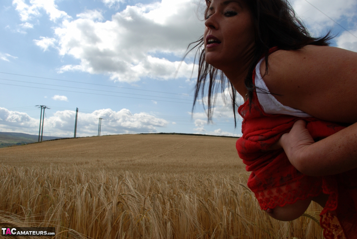 Older Uk Woman Juicey Janey Eats Berries While Getting Naked In A Crop Field
