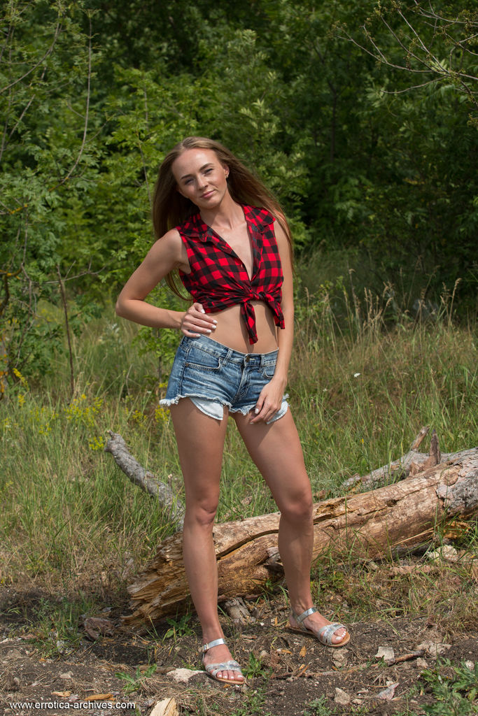 Slim teen Andrea Sixth strips to her footwear on a log in nature foto porno #424155000
