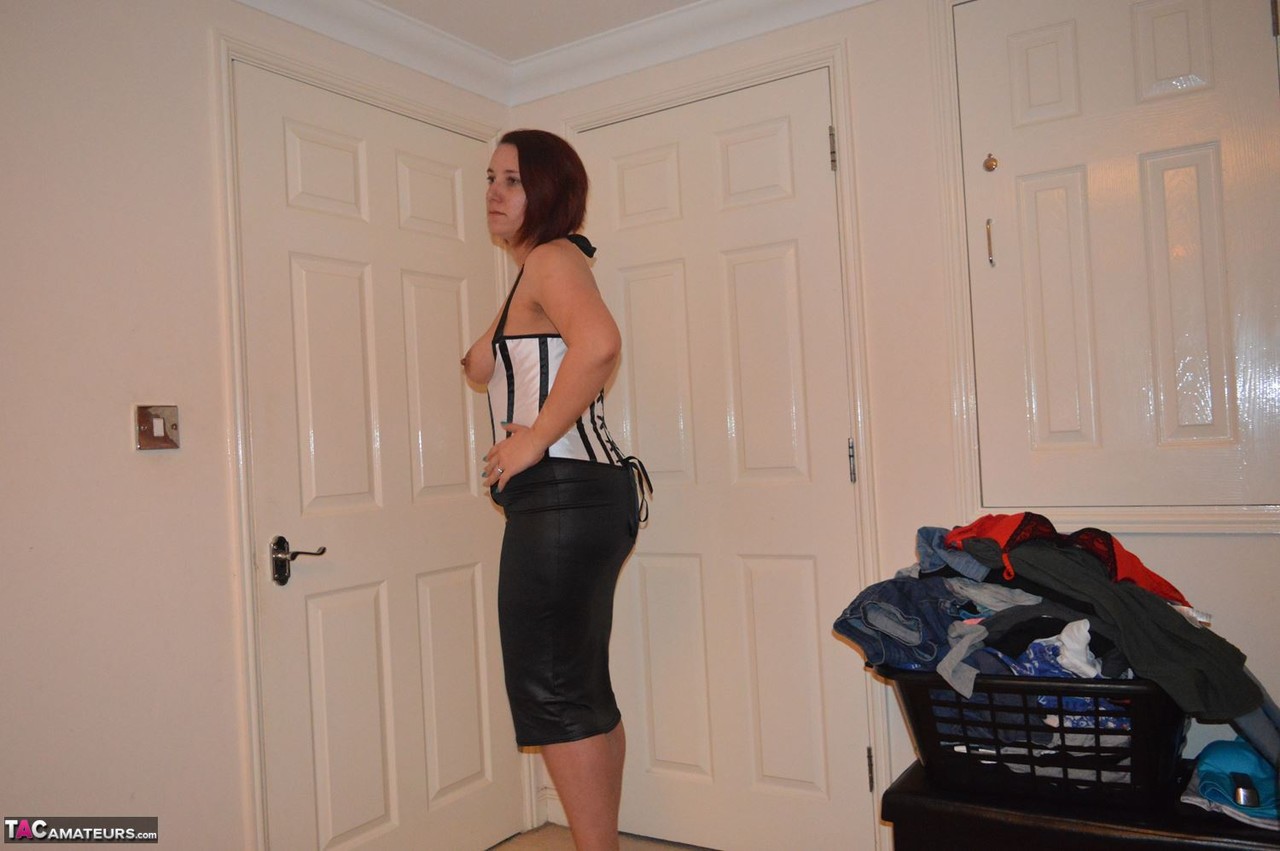 Amateur woman Sara Banks hikes up her leather skirt well in her bedroom ポルノ写真 #427432782