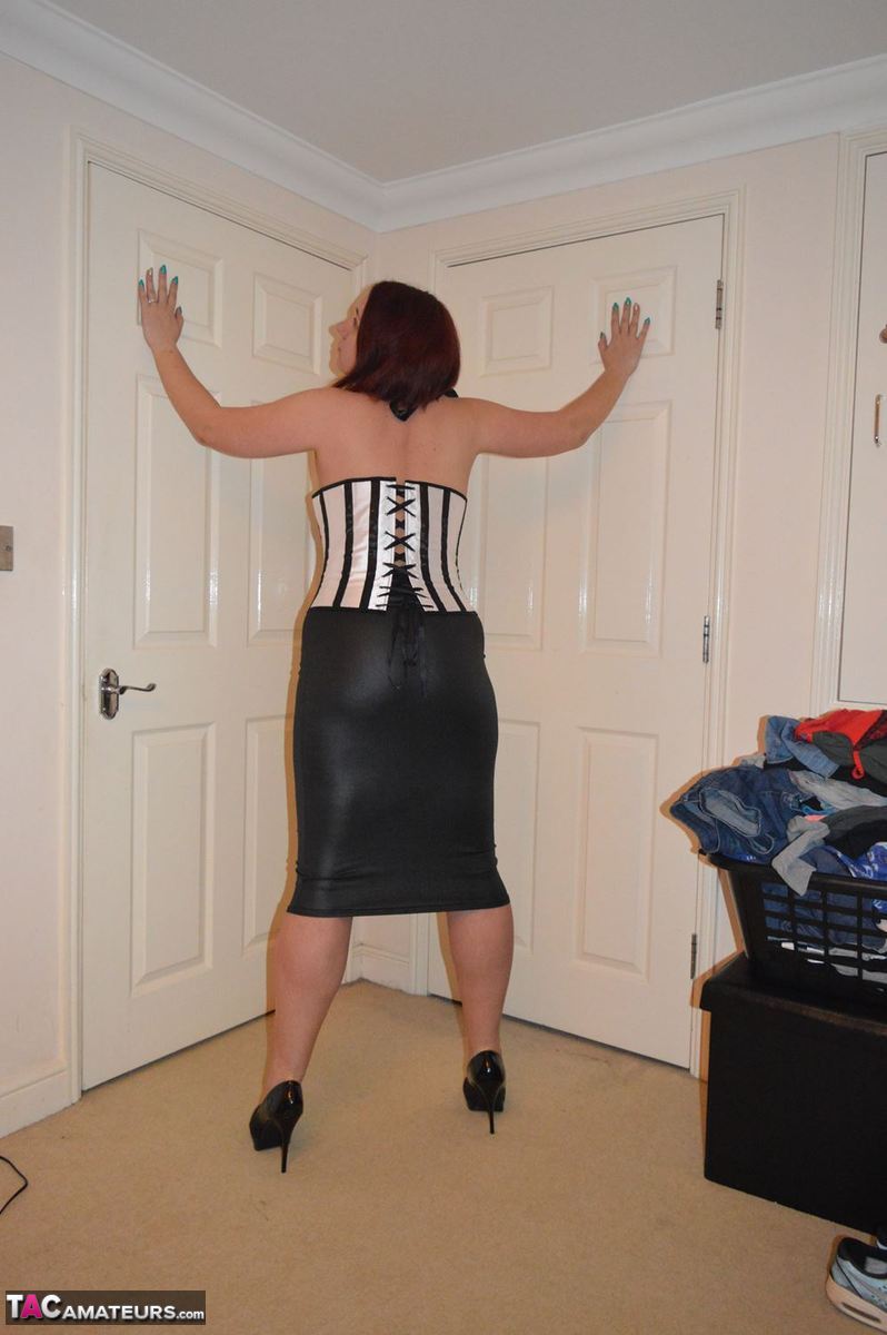 Amateur woman Sara Banks hikes up her leather skirt well in her bedroom ポルノ写真 #427432784