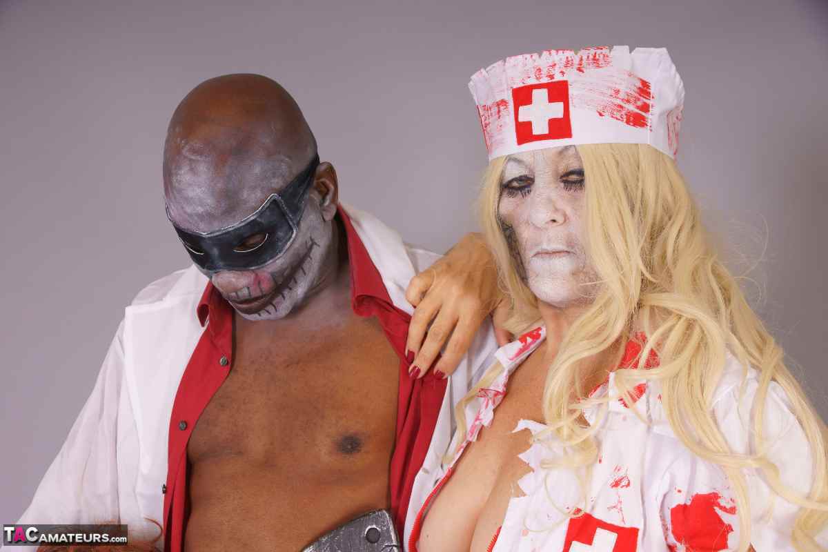 UK amateur Lexie Cummings and girlfriends blow a black man during cosplay play ポルノ写真 #428076806