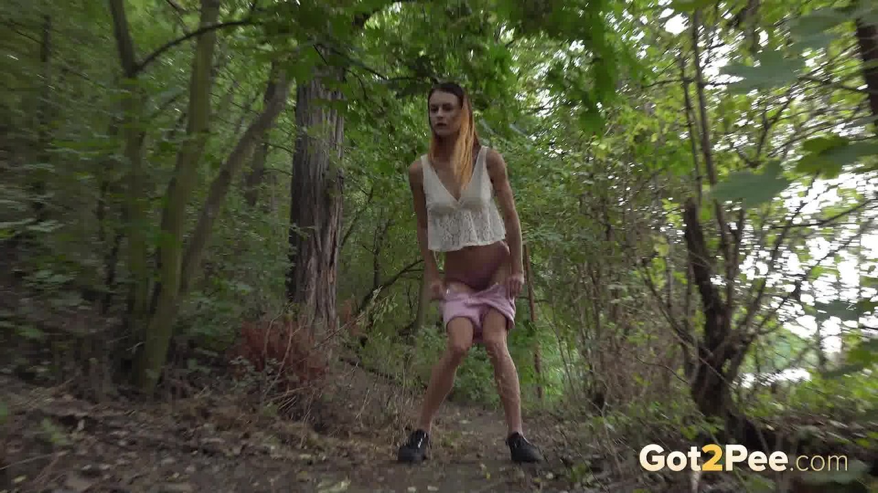 Adele Unicorn is filmed pissing in the woods Porno-Foto #427191949
