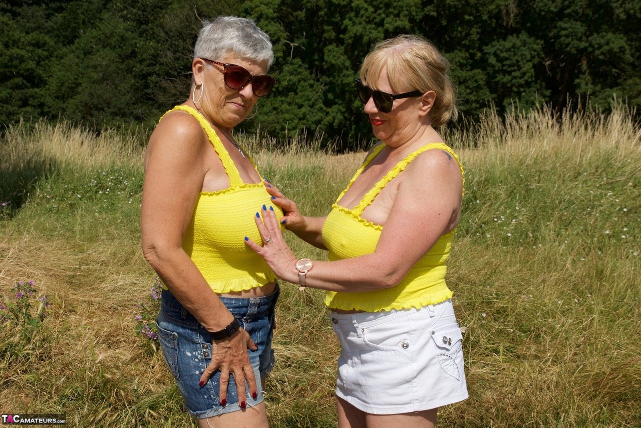 Old lesbians bare their butts and twats in a field while wearing sunglasses foto porno #425880182 | TAC Amateurs Pics, Savana, Granny, porno móvil