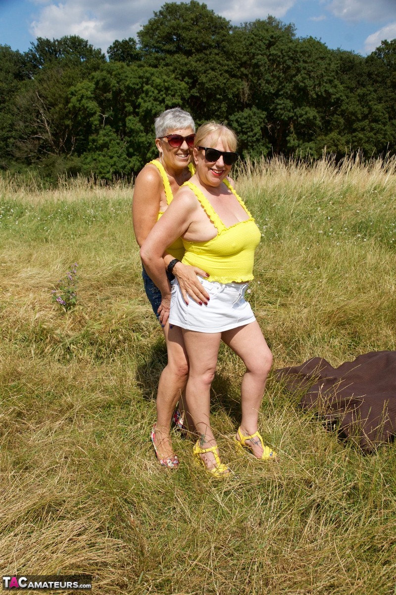 Old lesbians bare their butts and twats in a field while wearing sunglasses 色情照片 #425880191