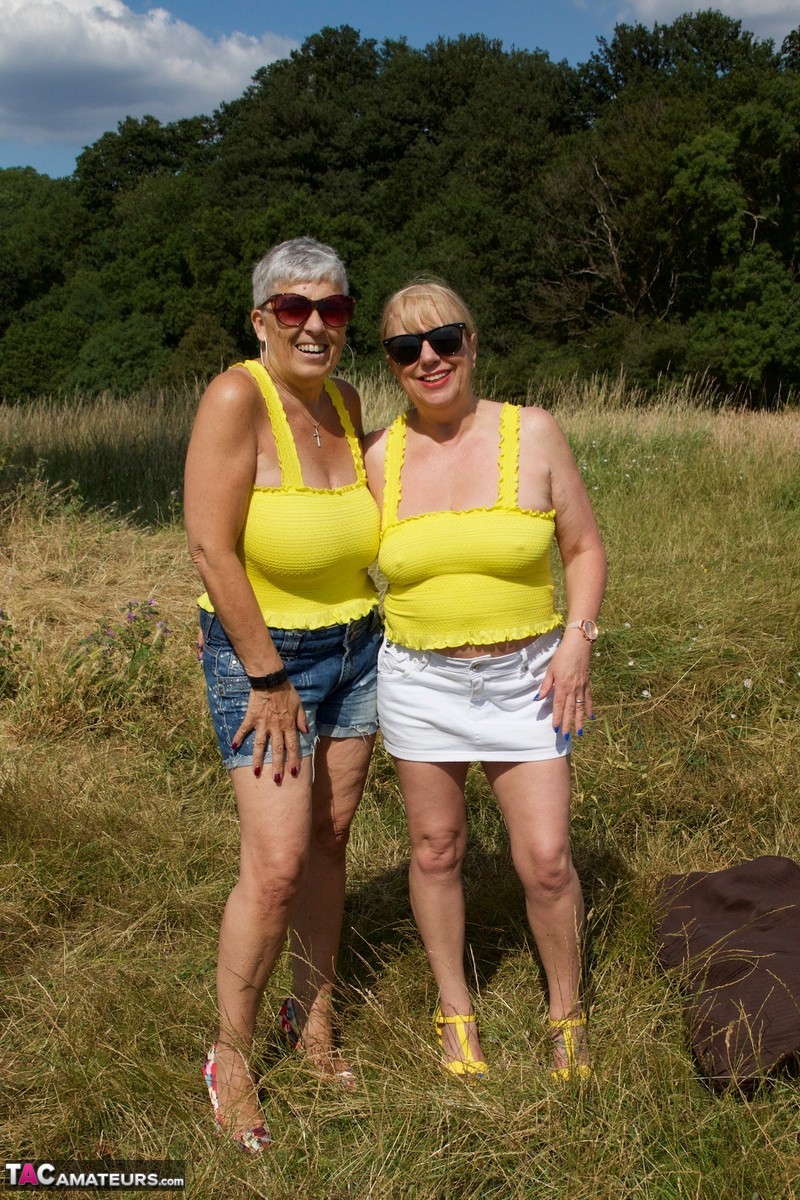 Old lesbians bare their butts and twats in a field while wearing sunglasses zdjęcie porno #425880338 | TAC Amateurs Pics, Savana, Granny, mobilne porno