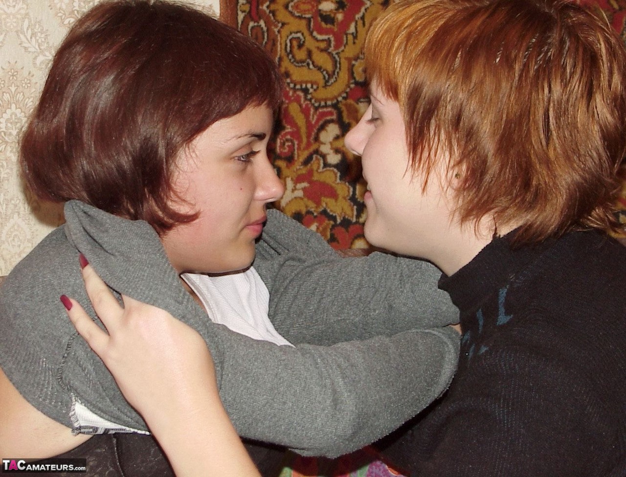 Redhead amateur Susy Rocks kisses her lesbian girlfriend as they disrobe foto porno #427233653