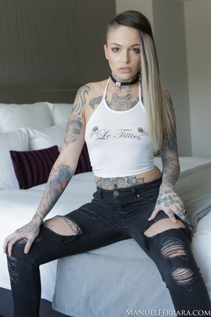 Tattooed girl Leigh Raven wears a black choker while getting naked Porno-Foto #424582899