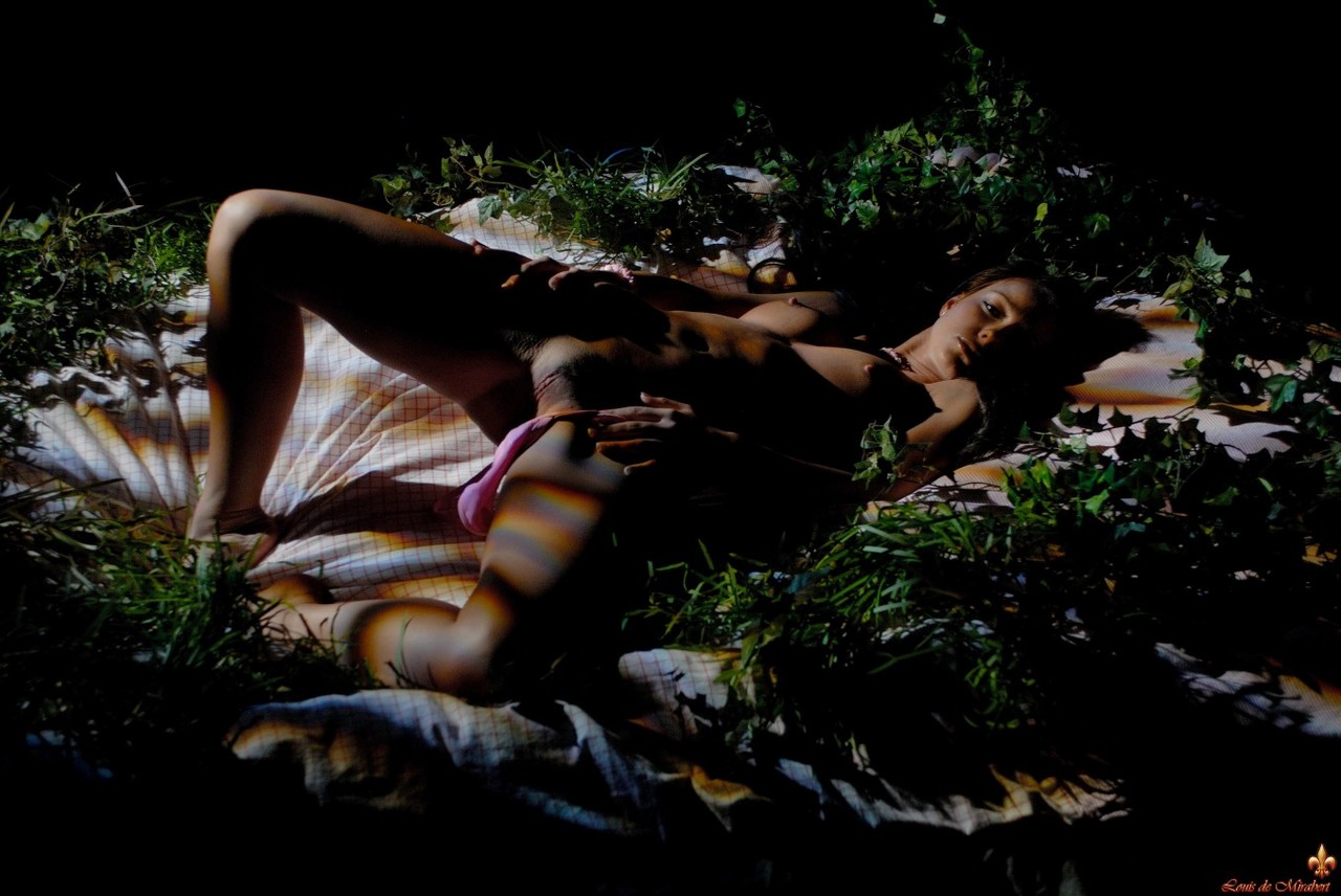 The pretty brunette Melisa Mendini wakes up slowly in the dark morning erotic Porno-Foto #427198368