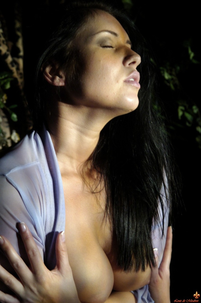 Dark haired model Marketa Morgan shows her bubble butt in a garden at night foto porno #429143127
