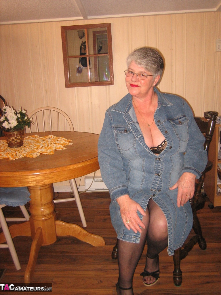 Big titted overweight granny Girdle Goddess dildos her beaver over a table foto porno #423081104