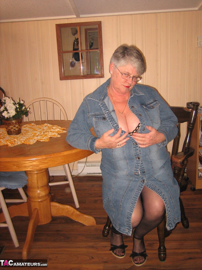 Big titted overweight granny Girdle Goddess dildos her beaver over a table Porno-Foto #423081113