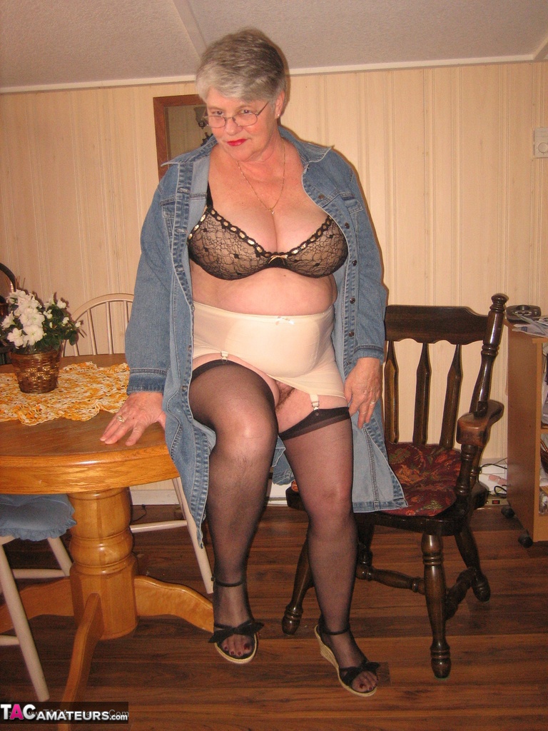 Big titted overweight granny Girdle Goddess dildos her beaver over a table Porno-Foto #423081150