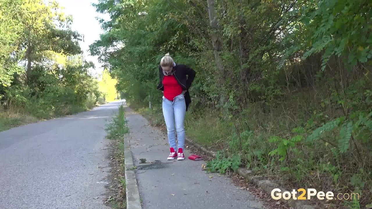 Pretty blonde Di Devi pulls down her jeans to pee on a public sidewalk foto porno #424749224
