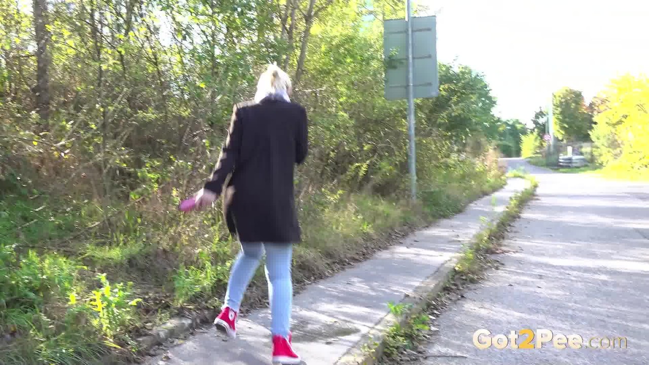 Pretty blonde Di Devi pulls down her jeans to pee on a public sidewalk 포르노 사진 #425166349 | Got 2 Pee Pics, Di Devi, Pissing, 모바일 포르노