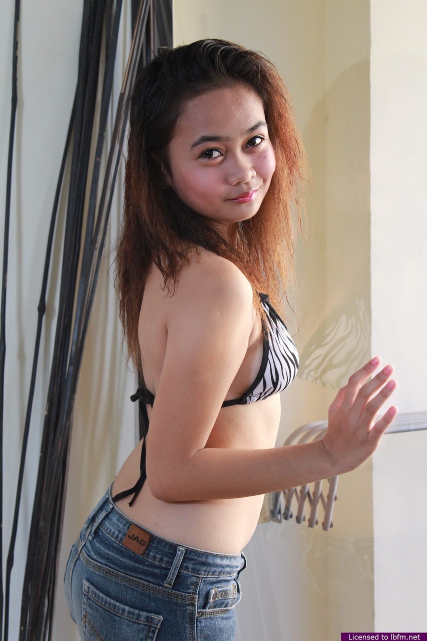 Young Asian girl Rochelle showcases her bald pussy after a striptease foto porno #422639295