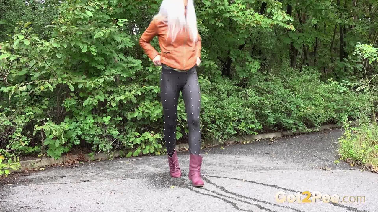 Platinum blonde squats for a piss on a paved road in the country 色情照片 #426456729 | Got 2 Pee Pics, Caroli, Pissing, 手机色情