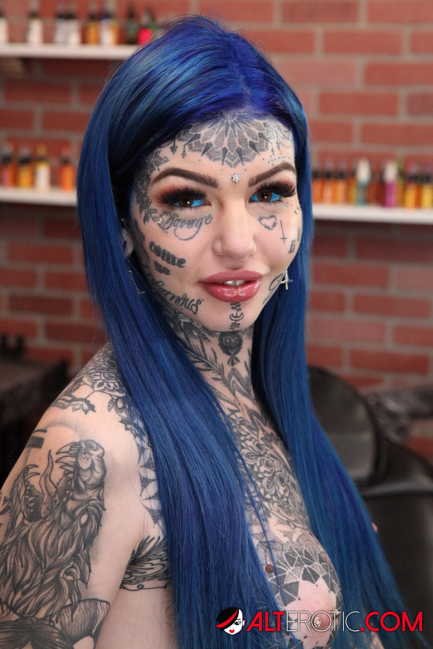 Heavily tattooed girl Amber Luke poses naked in a tattoo shop foto porno #424172253