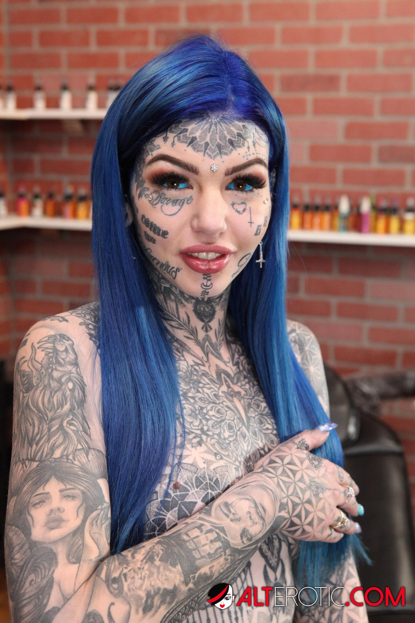 Heavily tattooed girl Amber Luke poses naked in a tattoo shop foto porno #424172255