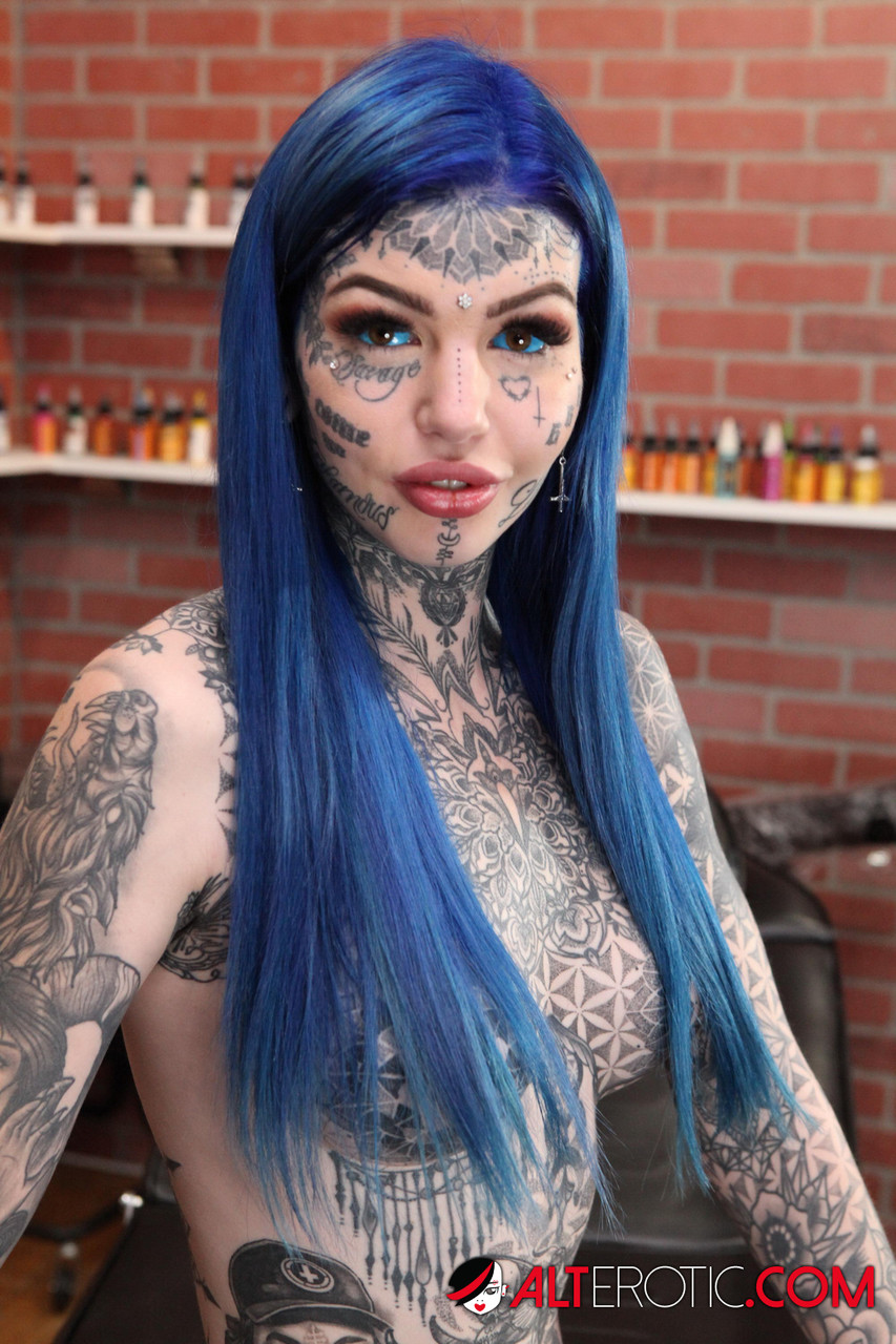Heavily tattooed girl Amber Luke poses naked in a tattoo shop foto porno #424172257