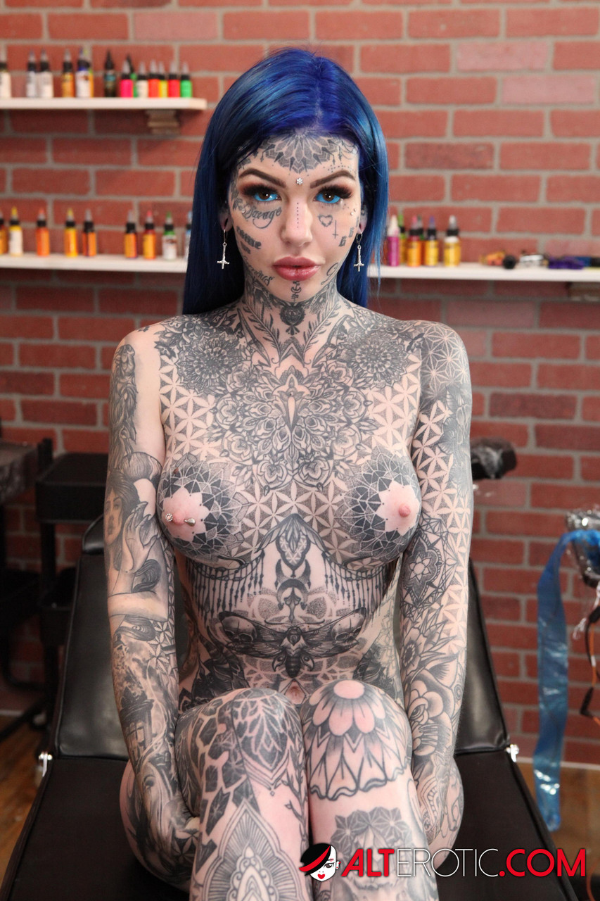 Heavily tattooed girl Amber Luke poses naked in a tattoo shop foto porno #424172258