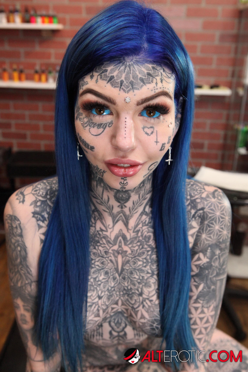 Heavily tattooed girl Amber Luke poses naked in a tattoo shop 色情照片 #424172281 | Alt Erotic Pics, Amber Luke, Tattoo, 手机色情