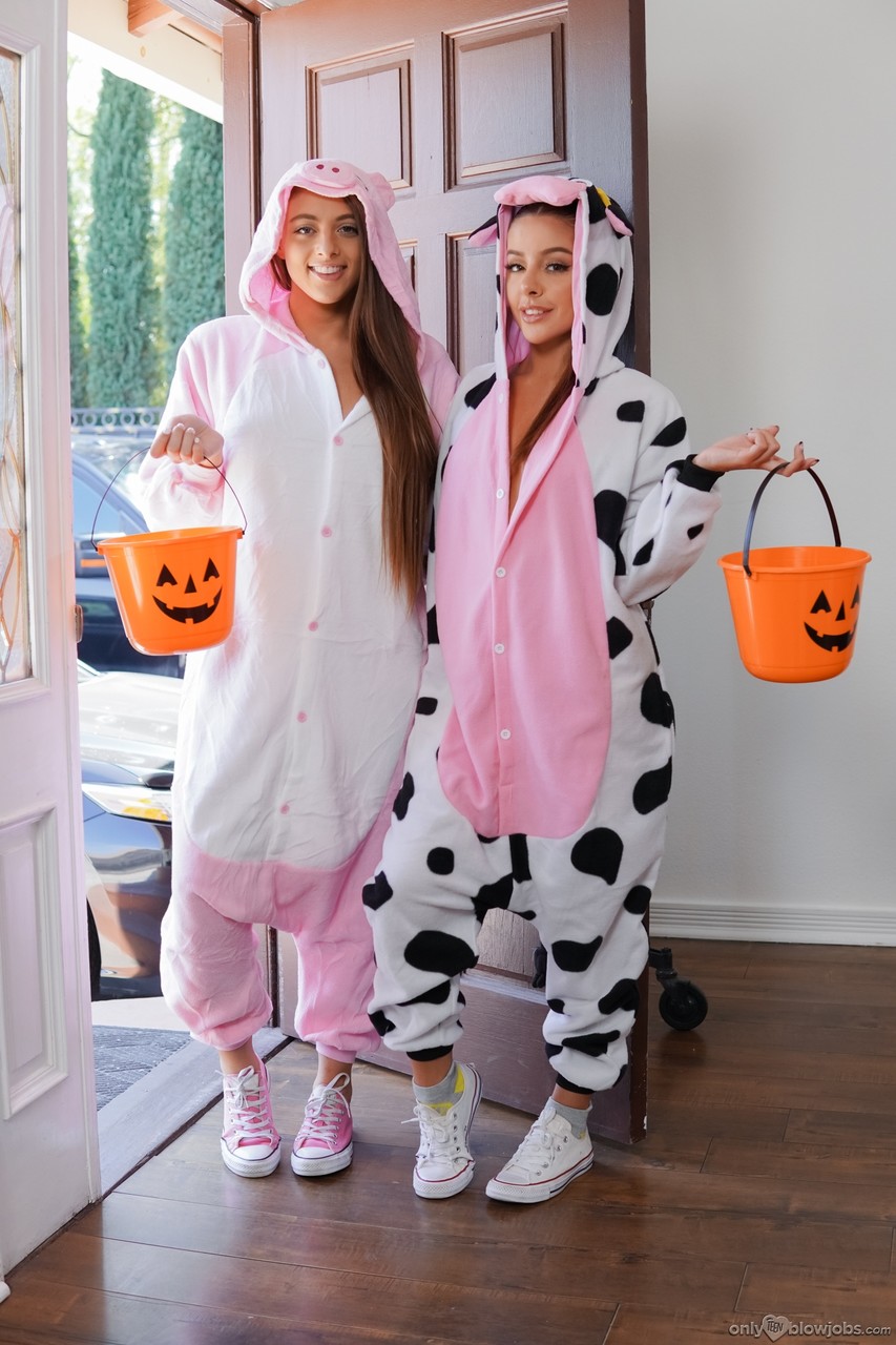 Young girls Vanna Bardot & Gia Derza give a double BJ while trick-or-treating foto porno #425470694