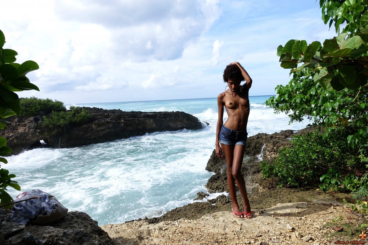 In front of the waves crashing on the rocks, a beautiful young black girl is foto pornográfica #427275401 | Louis De Mirabert Pics, Jess, Ebony, pornografia móvel