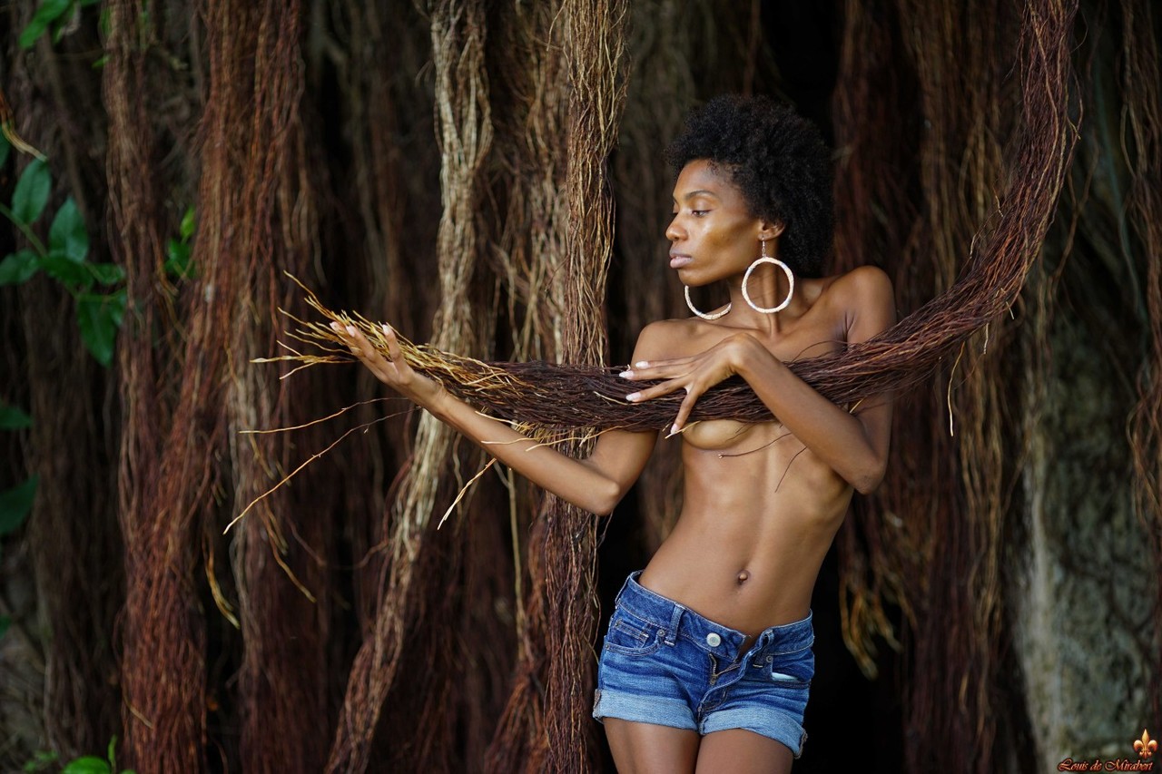 Slim ebony model Jess shows her tiny boobs in denim shorts near some vines 色情照片 #428859427 | Louis De Mirabert Pics, Jess, Ebony, 手机色情